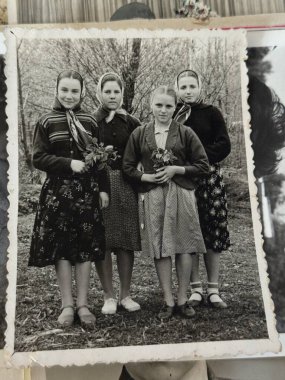 Atmosfer klasik estetik, eski fotoğraf albümleri, eski moda akımları. Avrupa. Kiev, 6 Temmuz, Resim Editörü