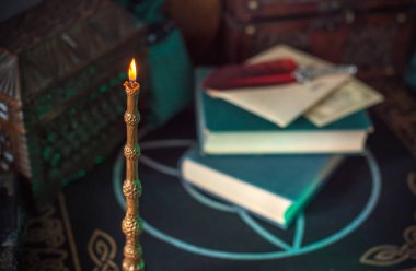 Masadaki sihirli kitaplar, sihirli mum değneği, peri masalları konsepti.