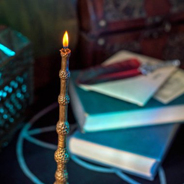 Masadaki sihirli kitaplar, sihirli mum değneği, peri masalları konsepti.