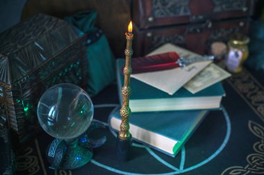 Masadaki sihirli kitaplar, sihirli mum değneği, peri masalları konsepti.