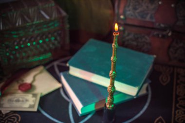 Masadaki sihirli kitaplar, sihirli mum değneği, peri masalları konsepti.