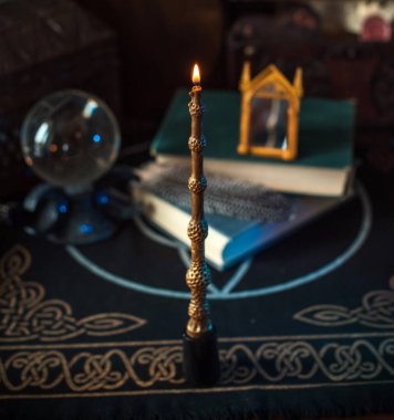 Masadaki sihirli kitaplar, sihirli mum değneği, peri masalları konsepti.