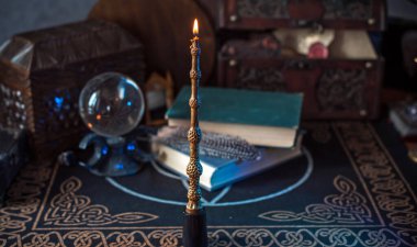 Masadaki sihirli kitaplar, sihirli mum değneği, peri masalları konsepti.