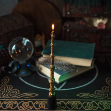 Masadaki sihirli kitaplar, sihirli mum değneği, peri masalları konsepti.