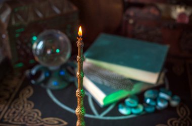 Masadaki sihirli kitaplar, sihirli mum değneği, peri masalları konsepti.