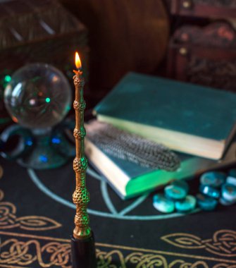 Masadaki sihirli kitaplar, sihirli mum değneği, peri masalları konsepti.