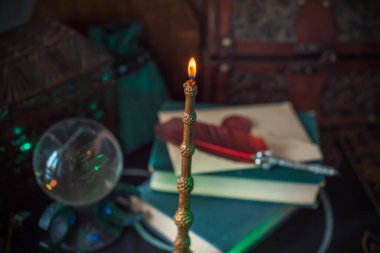 Masadaki sihirli kitaplar, sihirli mum değneği, peri masalları konsepti.