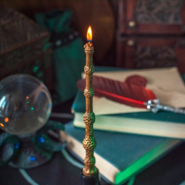 Masadaki sihirli kitaplar, sihirli mum değneği, peri masalları konsepti.