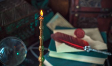 Masadaki sihirli kitaplar, sihirli mum değneği, peri masalları konsepti.