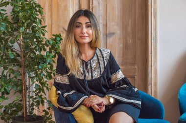 Şehre Bakışlı Balkonda Siyah İşlenmiş Bluz Giyen Kadın