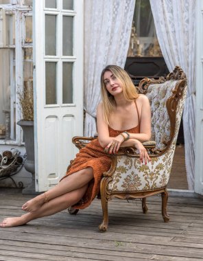 Boho estetiği, terasta teraslı kadın örgü elbisesi.