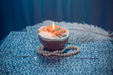 Atmosferik Kahin kartları aşk, kader ve duygusal temalar. Romantik ve mistik içerikler için fikirler. İllüstrasyon başyazısı. Avrupa, Ukrayna, Kyiv. 25 Temmuz