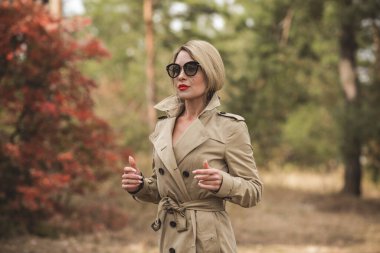 Sonbahar - sonbahar sezonu, kadınlar için gündelik tarz. Moda kıyafetleri ve kıyafet malzemeleri.