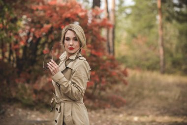 Sonbahar - sonbahar sezonu, kadınlar için gündelik tarz. Moda kıyafetleri ve kıyafet malzemeleri.