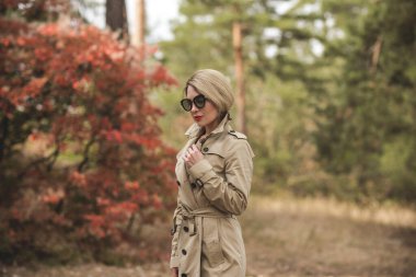 Sonbahar - sonbahar sezonu, kadınlar için gündelik tarz. Moda kıyafetleri ve kıyafet malzemeleri.