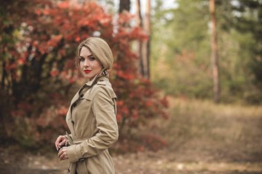 Sonbahar - sonbahar sezonu, kadınlar için gündelik tarz. Moda kıyafetleri ve kıyafet malzemeleri.