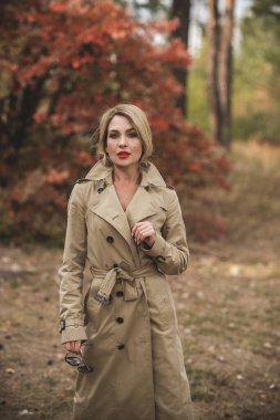 Sonbahar - sonbahar sezonu, kadınlar için gündelik tarz. Moda kıyafetleri ve kıyafet malzemeleri.