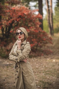 Sonbahar - sonbahar sezonu, kadınlar için gündelik tarz. Moda kıyafetleri ve kıyafet malzemeleri.