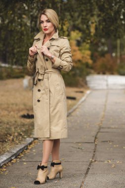 Sonbahar - sonbahar sezonu, kadınlar için gündelik tarz. Moda kıyafetleri ve kıyafet malzemeleri.