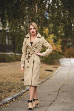 Sonbahar - sonbahar sezonu, kadınlar için gündelik tarz. Moda kıyafetleri ve kıyafet malzemeleri.