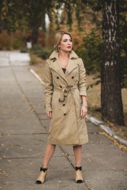 Sonbahar - sonbahar sezonu, kadınlar için gündelik tarz. Moda kıyafetleri ve kıyafet malzemeleri.