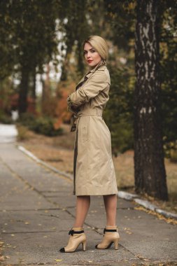 Sonbahar - sonbahar sezonu, kadınlar için gündelik tarz. Moda kıyafetleri ve kıyafet malzemeleri.