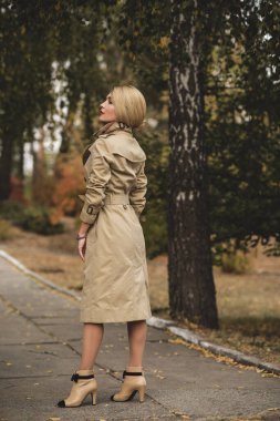 Sonbahar - sonbahar sezonu, kadınlar için gündelik tarz. Moda kıyafetleri ve kıyafet malzemeleri.