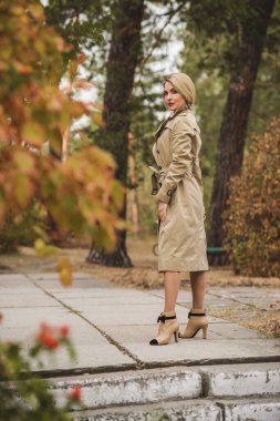 Sonbahar - sonbahar sezonu, kadınlar için gündelik tarz. Moda kıyafetleri ve kıyafet malzemeleri.