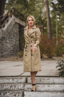 Sonbahar - sonbahar sezonu, kadınlar için gündelik tarz. Moda kıyafetleri ve kıyafet malzemeleri.