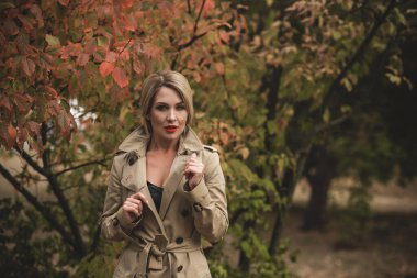 Sonbahar - sonbahar sezonu, kadınlar için gündelik tarz. Moda kıyafetleri ve kıyafet malzemeleri.