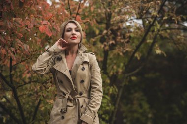 Sonbahar - sonbahar sezonu, kadınlar için gündelik tarz. Moda kıyafetleri ve kıyafet malzemeleri.