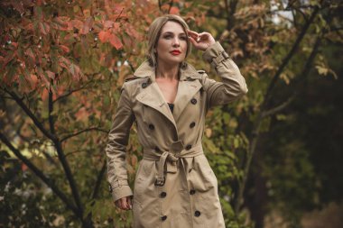 Sonbahar - sonbahar sezonu, kadınlar için gündelik tarz. Moda kıyafetleri ve kıyafet malzemeleri.