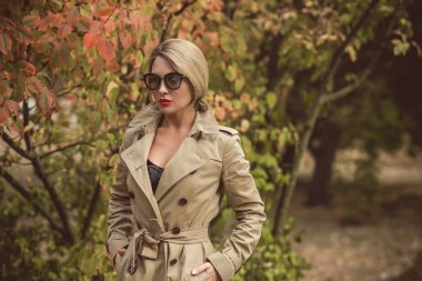Sonbahar - sonbahar sezonu, kadınlar için gündelik tarz. Moda kıyafetleri ve kıyafet malzemeleri.