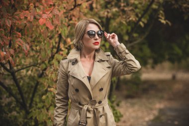 Sonbahar - sonbahar sezonu, kadınlar için gündelik tarz. Moda kıyafetleri ve kıyafet malzemeleri.