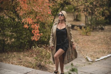 Sonbahar - sonbahar sezonu, kadınlar için gündelik tarz. Moda kıyafetleri ve kıyafet malzemeleri.