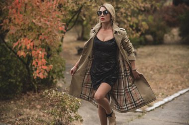 Sonbahar - sonbahar sezonu, kadınlar için gündelik tarz. Moda kıyafetleri ve kıyafet malzemeleri.