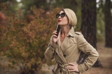 Sonbahar - sonbahar sezonu, kadınlar için gündelik tarz. Moda kıyafetleri ve kıyafet malzemeleri.