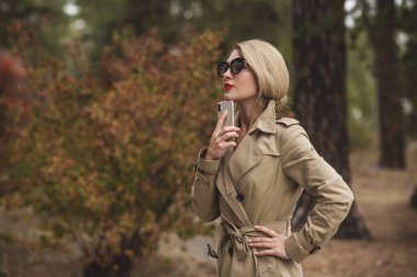 Sonbahar - sonbahar sezonu, kadınlar için gündelik tarz. Moda kıyafetleri ve kıyafet malzemeleri.