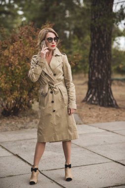 Sonbahar - sonbahar sezonu, kadınlar için gündelik tarz. Moda kıyafetleri ve kıyafet malzemeleri.