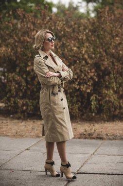 Sonbahar - sonbahar sezonu, kadınlar için gündelik tarz. Moda kıyafetleri ve kıyafet malzemeleri.