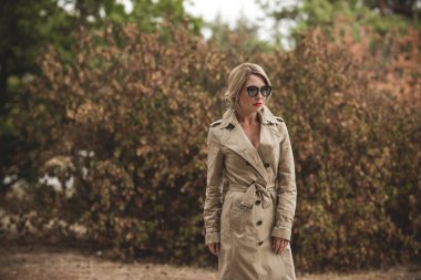 Sonbahar - sonbahar sezonu, kadınlar için gündelik tarz. Moda kıyafetleri ve kıyafet malzemeleri.