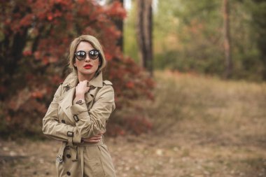 Sonbahar - sonbahar sezonu, kadınlar için gündelik tarz. Moda kıyafetleri ve kıyafet malzemeleri.