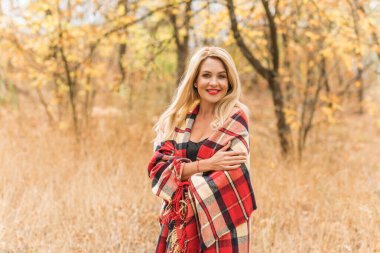 Sonbahar - sonbahar sezonu, kadınlar için gündelik tarz. Moda kıyafetleri ve kıyafet malzemeleri.