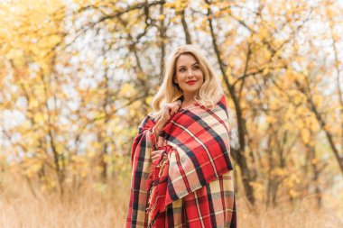 Sonbahar - sonbahar sezonu, kadınlar için gündelik tarz. Moda kıyafetleri ve kıyafet malzemeleri.