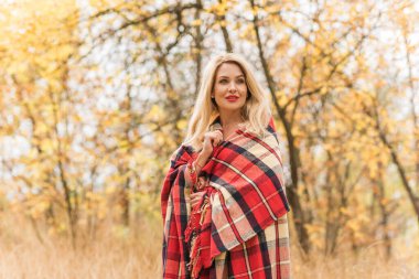 Sonbahar - sonbahar sezonu, kadınlar için gündelik tarz. Moda kıyafetleri ve kıyafet malzemeleri.