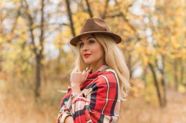 Sonbahar - sonbahar sezonu, kadınlar için gündelik tarz. Moda kıyafetleri ve kıyafet malzemeleri.