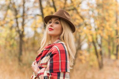 Sonbahar - sonbahar sezonu, kadınlar için gündelik tarz. Moda kıyafetleri ve kıyafet malzemeleri.