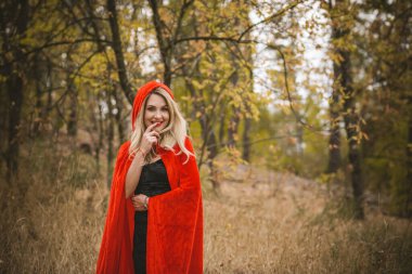 Sonbahar - sonbahar sezonu, kadınlar için gündelik tarz. Moda kıyafetleri ve kıyafet malzemeleri.