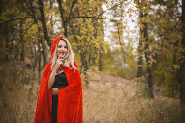 Sonbahar - sonbahar sezonu, kadınlar için gündelik tarz. Moda kıyafetleri ve kıyafet malzemeleri.