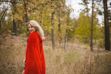 Sonbahar - sonbahar sezonu, kadınlar için gündelik tarz. Moda kıyafetleri ve kıyafet malzemeleri.